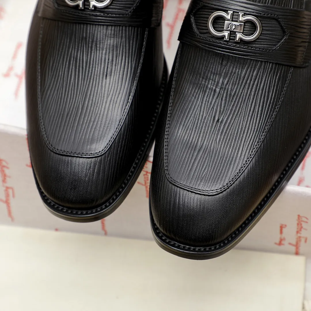 Factory price 460 🔥Ferragamo's new men's casual slip-on shoes🇨🇳Official website original 1:1 mold opening, original quality💯Fine workmanship, high-end luxury☘The upper is made of imported Italian first-layer cowhide🌴Water-dyed🐂Leather lining🍓Rubber wear-resistant and non-slip outsole, breathable and comfortable to wear🍍The first choice for high-grade men, black is optional! Code number 38-44 (45.46. Can be customized)